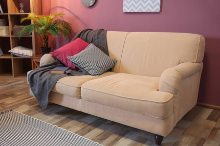 典雅的客厅内饰与舒适的沙发和摇摆椅