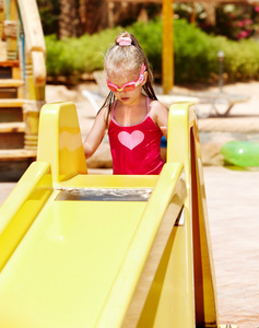 儿童在水幻灯片上水族公园