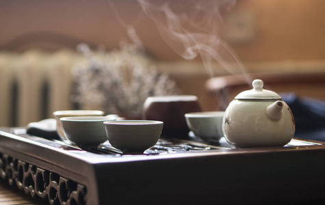 中国传统茶道中的茶壶精致热茶。成套设备
