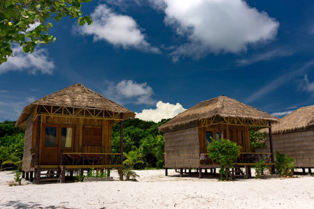 美丽的热带海滩的 Samloem 岛与时尚的平房。Samloem 岛柬埔寨亚洲