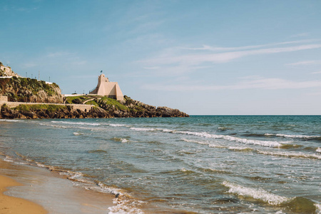 美丽的风景在海附近与干净的 beach.in 背景绿色城市在意大利的海附近