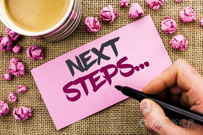 概念性手写显示下一步步骤......商务照片文本跟随移动战略计划给出在