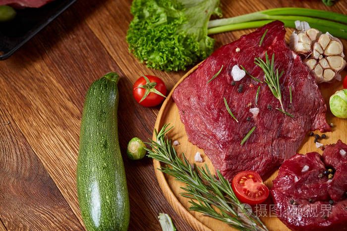 生牛肉与蔬菜在木板上的白色背景, 顶部视图, 选择性聚焦