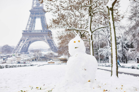 雪人和埃菲尔铁塔在一天的大雪