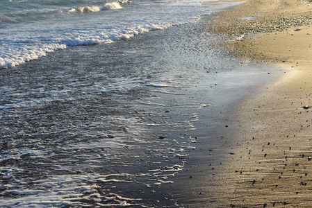 海浪在沙滩上