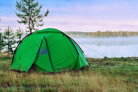 清晨湖岸露营帐篷