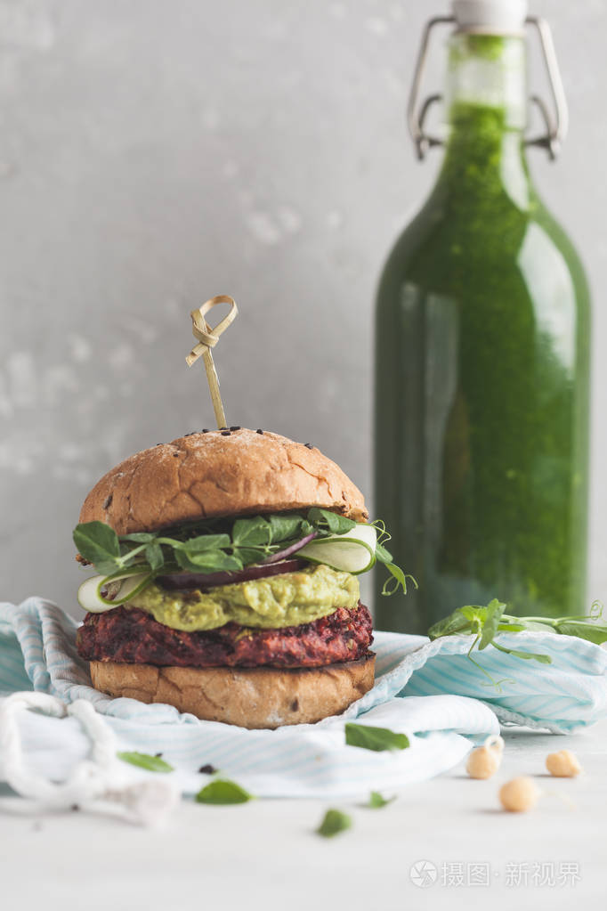 素食甜菜汉堡配蔬菜, 鳄梨酱和黑麦面包