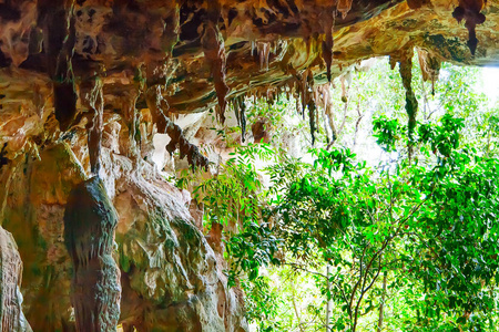泰国甲米的古洞穴