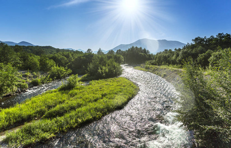 河在山谷与明亮的草甸。自然夏天风景