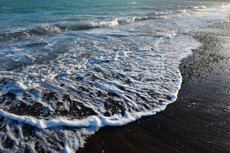 海浪在沙滩上