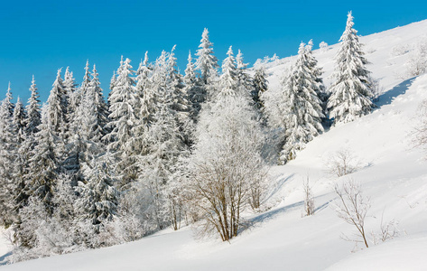 冬天山下雪的风景