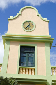历史房子门面与塔和时钟, 西班牙