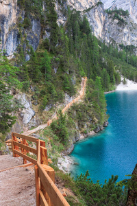 游客可以走在湖边 Braies Pragser Wildsee, 拉戈 di Braies 的徒步旅行路线沿着湖岸