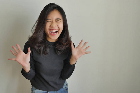 兴奋快乐的亚洲女孩图片