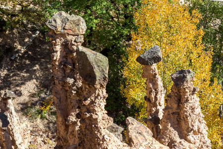 Radan 山的岩石形成恶魔的镇的惊人的秋天风景, 塞尔维亚