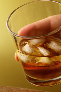 玻璃的苏格兰威士忌和冰在手