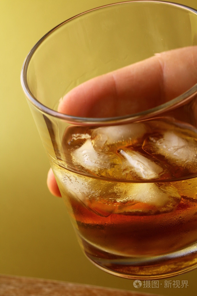 玻璃的苏格兰威士忌和冰在手