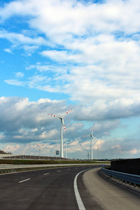 风车附近的道路美丽的天空