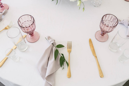 漂亮的餐桌上设置长满鲜花和陶器聚会 婚宴或其他节日活动。玻璃器皿和照顾的事件晚餐餐具