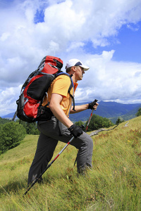 带着背包和帐篷夏天登山活动