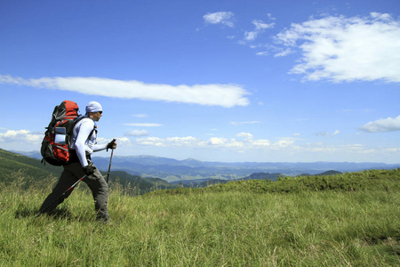 带着背包和帐篷夏天登山活动