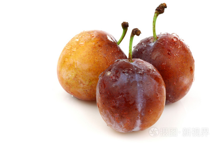 三个新鲜成熟李子