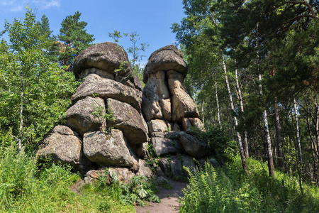 阿尔泰边疆区 Belokurikha 山 Tserkovka 度假村的奇特岩石