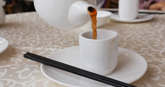 在中式餐厅里浇杯热茶图片