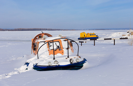 气垫船在冰封的河流的银行