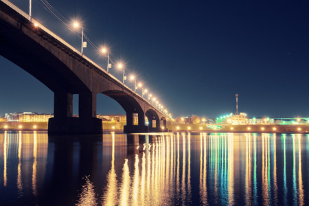 夜晚城市的灯光从河面反射出来照片
