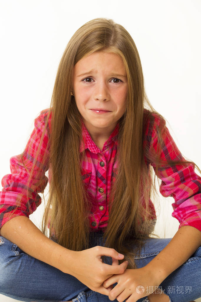 小女孩的肖像坐在悲伤和哭泣的白色backgr