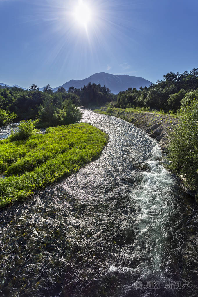 河在山谷与明亮的草甸.自然夏天风景