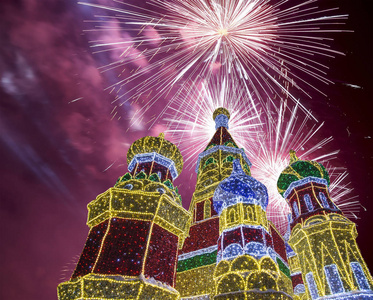 烟花在圣诞节 新年假期 装饰在莫斯科 在晚上, 俄国