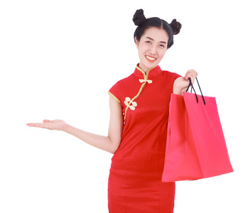 开心概念中的妇女手持购物袋和张开手掌
