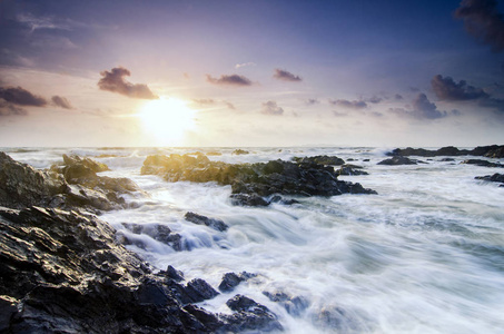 旅游与休闲概念，美丽的大海观风景令人惊叹的日出 background.sunlight 梁和软波打沙滩