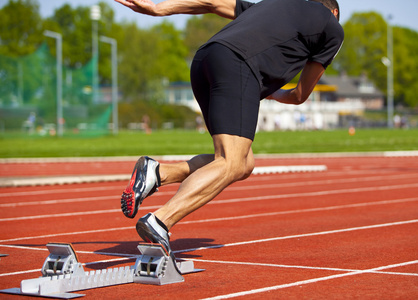 比赛开始前的两个田径运动员.