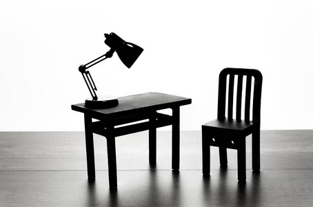 黑白台灯桌椅