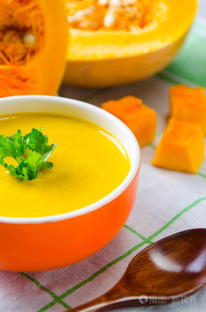 碗桌上的南瓜汤