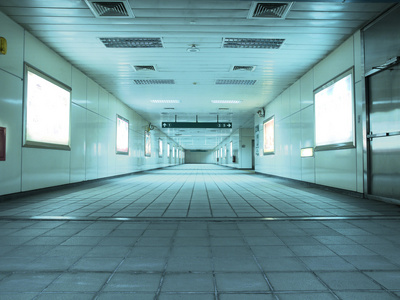 行人通道长和墙照片