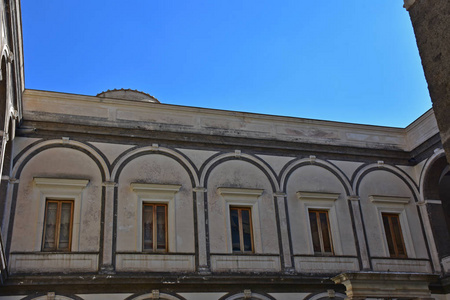 意大利, 那不勒斯, 2017年10月13日。圣修道院, 1325 年, 巨大的宗教情结。检察官修道院的建筑细节