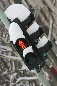 雪下的交通灯