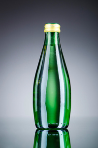 矿泉水瓶作为健康饮品的概念