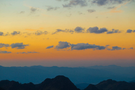 雄伟日落 coulourful 天空山层