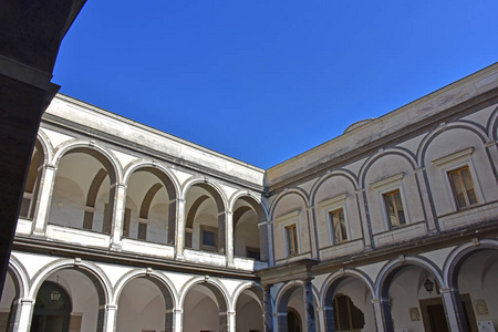 意大利, 那不勒斯, 2017年10月13日。圣修道院, 1325 年, 巨大的宗教情结。检察官修道院的建筑细节