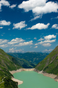 卡普伦坝 湖和阿尔卑斯山