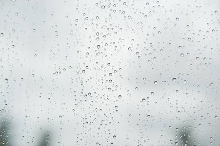 雨水落在玻璃表面背景，抽象背景