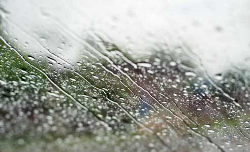 雨水落在玻璃表面背景，抽象背景