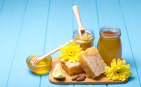 蜂蜜与蜂蜜北斗七星木制背景上的罐子里
