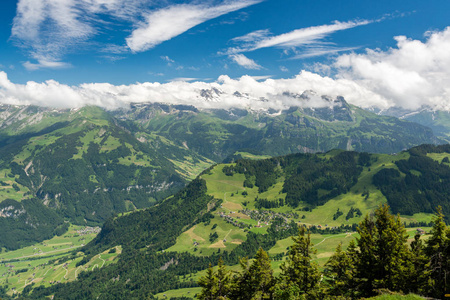 从 Stanserhorn 山看美丽的瑞士阿尔卑斯山