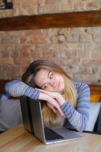 白人女孩坐在笔记本电脑附近的咖啡馆